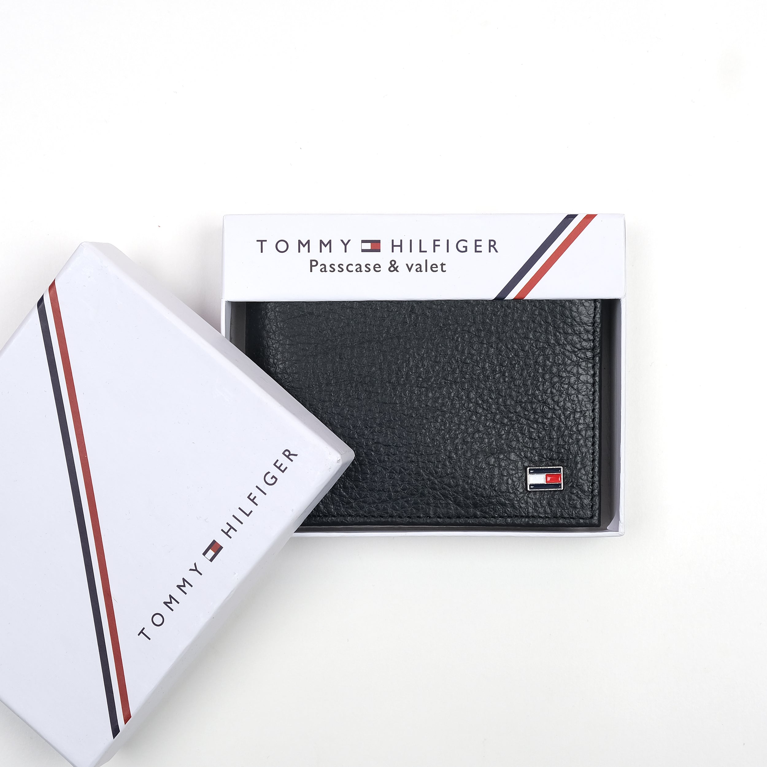 TOMMY HILFIGER Luxurious Pebbled Leather Passcase & Valet Wallet in Midnight Black