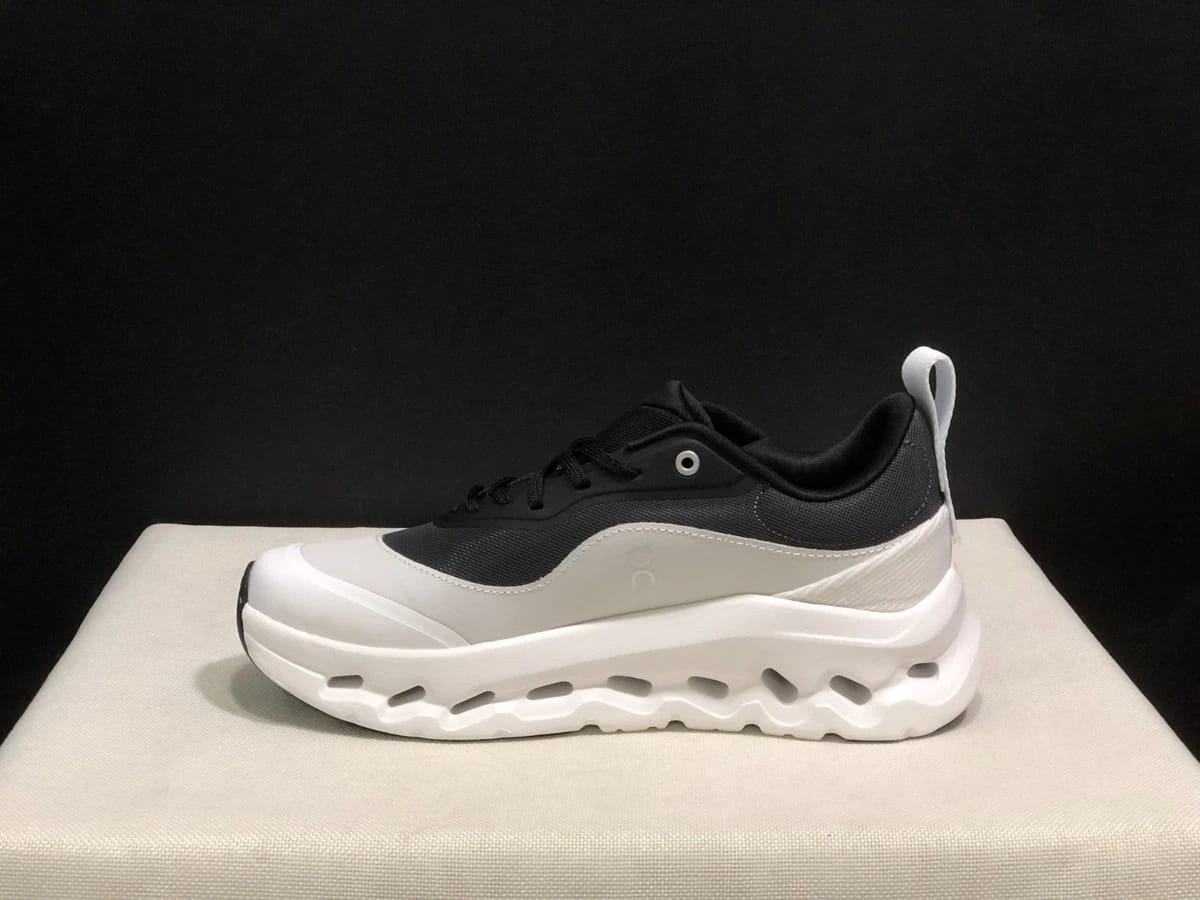 ON Cloud QC Dynamic Runner Sneakers