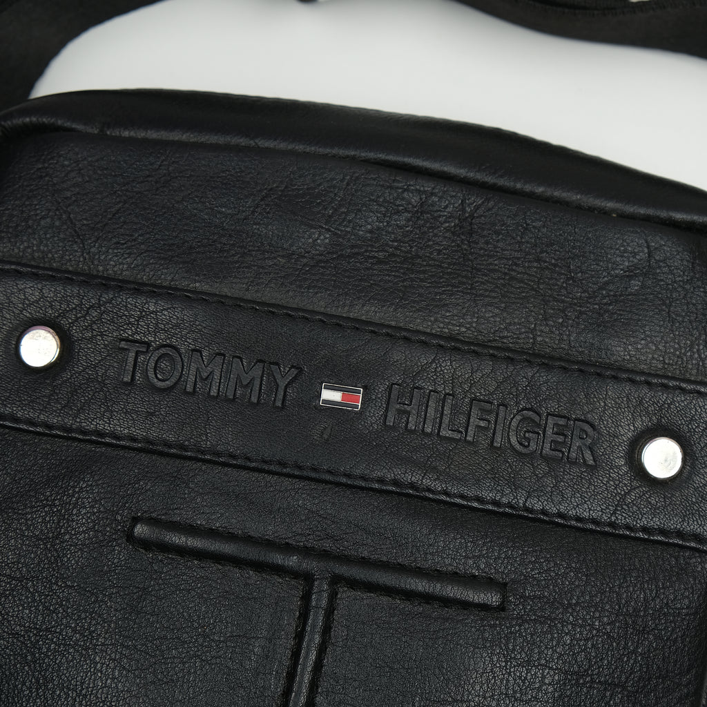 TOMMY HILFIGER Sleek Black Leather Crossbody Bag