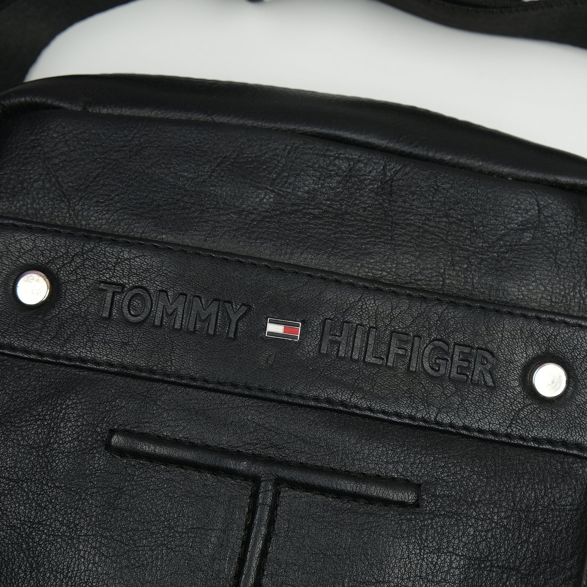 TOMMY HILFIGER Sleek Black Leather Crossbody Bag