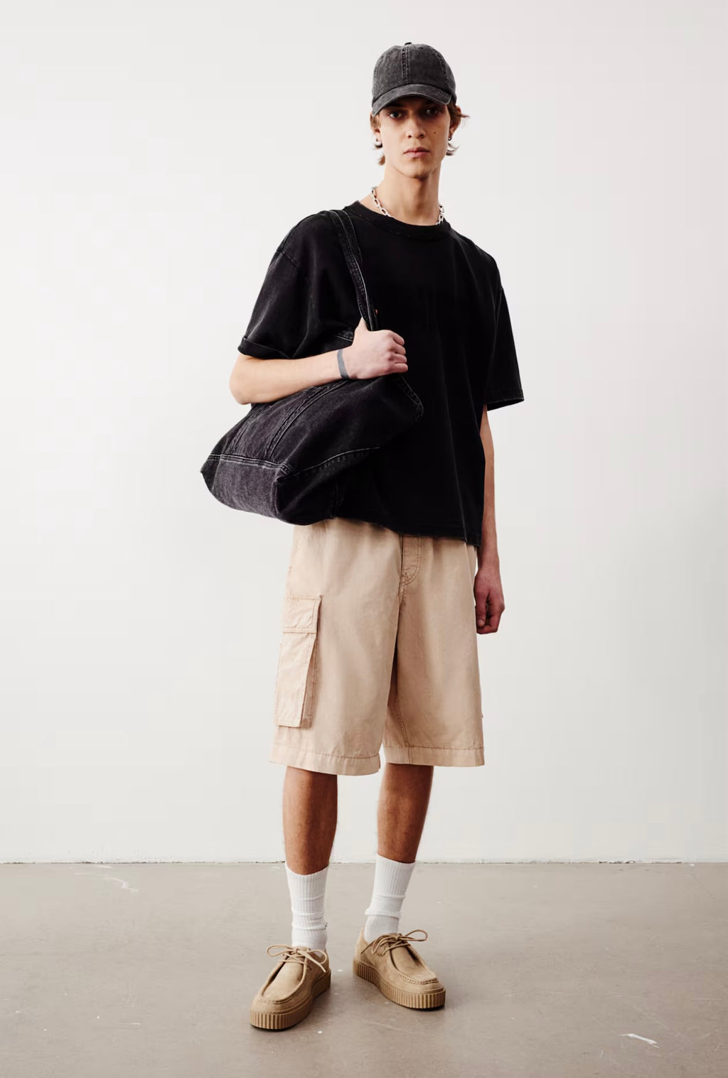 H&M Effortlessly Loose Fit Cargo Shorts in Sandy Beige